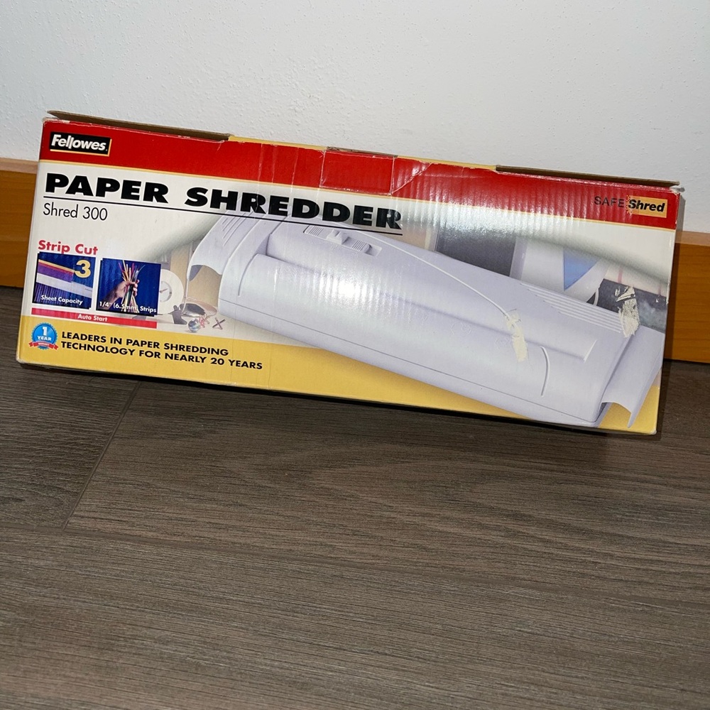 Fellowes Shred300 Paper Shredder - 120V 60Hz 1.5A, Tested & Working